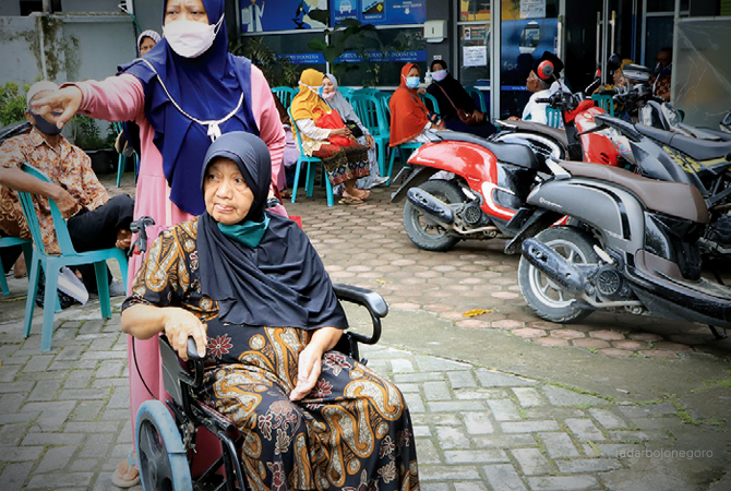 PERSIAPAN: Beberapa CJH saat jalani vaksinasi meningitis di salah satu laboratorium. (M. NURCHOLIS/RDR.BJN)