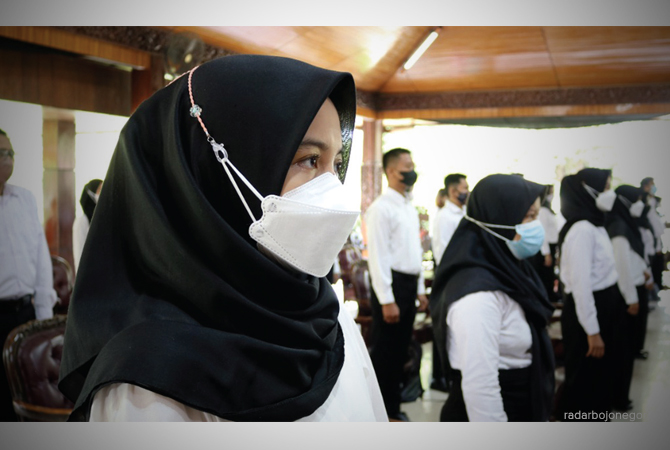 APARATUR: Peserta CPNS yang menerima SK dari bupati kemarin. Mereka diminta kinerja inovatif . (LUKMAN HAKIM/RDR.BLORA)