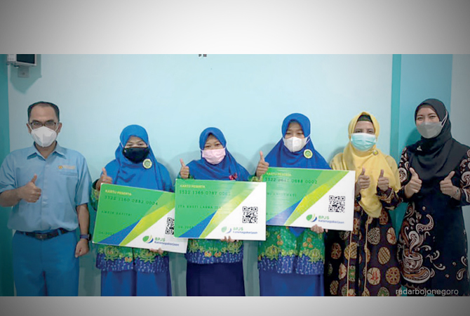 JAMINAN: Penyerahan kartu kepesertaan BPJS Ketenagakerjaan kepada perwakilan guru PAUD dan TK ABA Bojonegoro. (Istimewa/RDR.BJN)