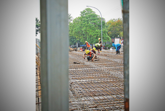 DIKEBUT: Perbaikan jembatan Ngaglik 1 kini sudah tahap pemasangan diafragma jembatan. (ANJAR DWI PRADIPTA/RDR.LMG)