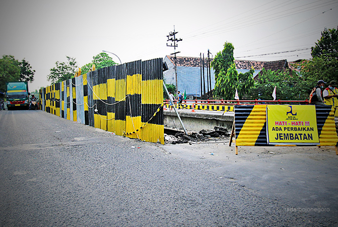 GENJOT PERBAIKAN: BBPJN Jawa dan Bali menggenjot perbaikan Jembatan Ngaglik 1 jalan nasional Lamongan – Surabaya. (ANJAR DWI PRADIPTA/RDR.LMG)