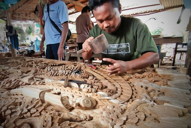 HARGA MAHAL: Tampak apik dengan relief ukiran yang tertata. (M. NURCHOLIS/RDR.BJN)