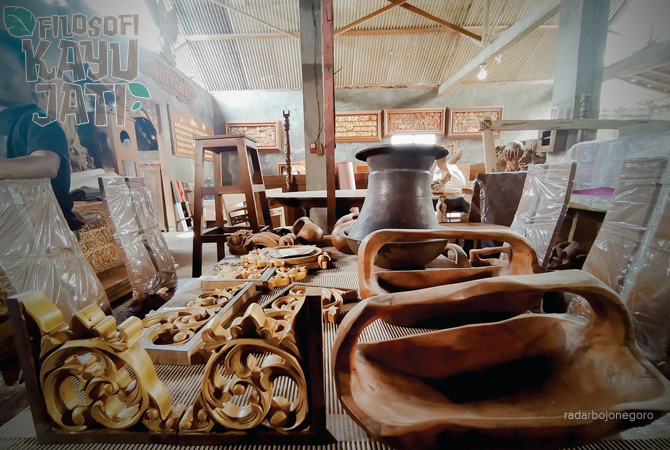 IKON BOJONEGORO: Salah satu galeri pembuatan kerajinan dan mebel kayu jati di Bojonegoro. Jumlahnya banyak dan menarik pekerja banyak. (M. NURCHOLIS/RDR.BJN)