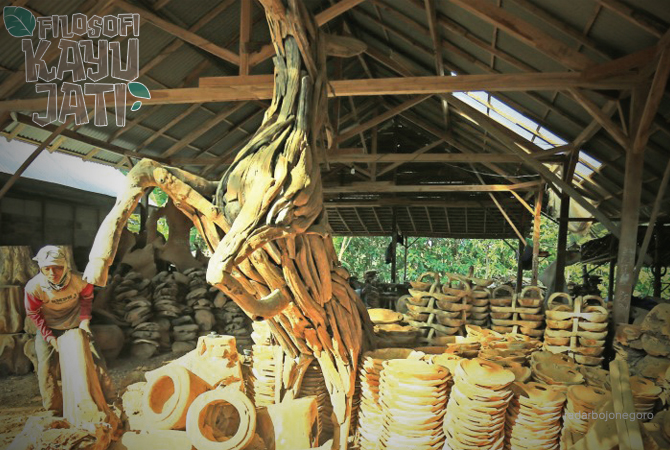 BERKAH KAYU JATI: Perajin akar jati di Desa Geneng, Kecamatan Margomulyo. Sentra kayu jati ini sudah melegenda. Tampak pekerja memoles akar. (Dokumentasi RDR.BJN)