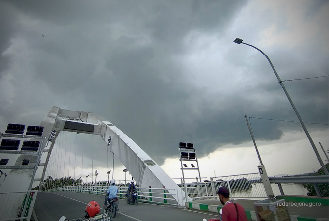 LAMPU BELUM MENYALA: Lampu jembatan Sosrodilogo hanya dinyalakn setiap akhir pecan, durasinya 5 jam. (M. NUR CHOLIS/RDR BJN)