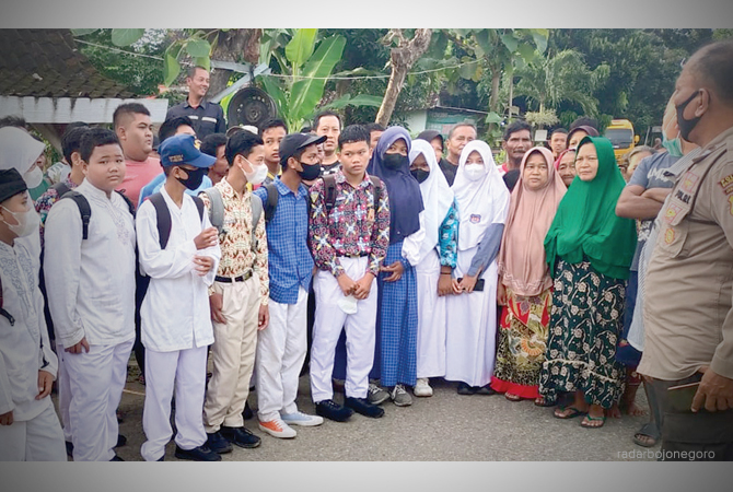 TERDAMPAK PROYEK: Para siswa dan emak-emak Desa Banjarsari saat kesulitan menyeberang perahu menuju TBS. (DOKUMENTASI/RDR.BJN)