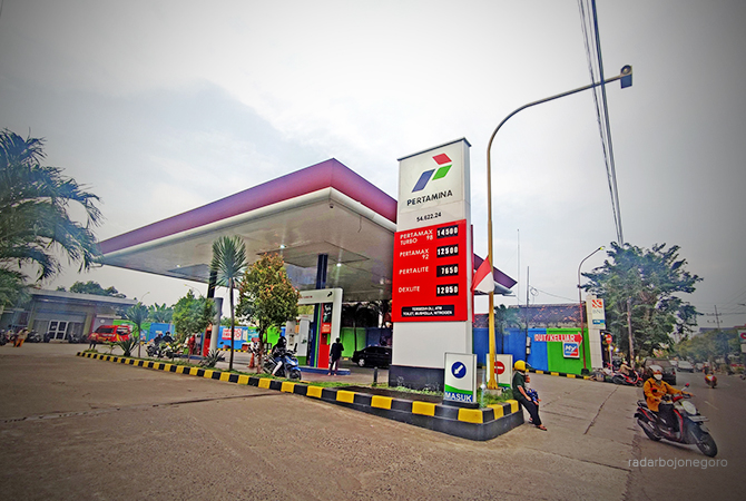 SELISIH JAUH: Pelanggan setia pertamax berpikir ulang karena Rp 100 ribu hanya mendapatkan 8 liter pertamax, tapi bisa mendapatkan 13 liter ketika dibelikan pertalite.  (ANJAR DWI PRADIPTA/RDR.LMG)
