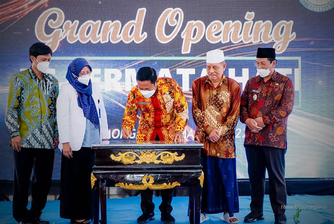 PENANDATANGAN PRASASTI: Bupati Lamongan Dr H Yuhronur Efendi, MBA, didampingi Direktur RS Permata Hati dr Yusian Eri Fitria SpA, Wakil Bupati  Drs KH Abdul Rouf, M.Ag,  pengasuh Pondok Pesantren Sunan Drajat Lamongan KH Abdul Ghofur, dan dr Denny Vianto S