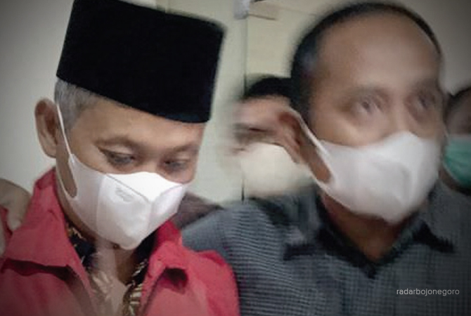 SIDANG KORUPSI: Shodikin (kiri) bersama penasihat hukumnya Pinto Utomo. Sidang sisakan tuntutan. (BHAGAS DANI PURWOKO/RDR.BJN)