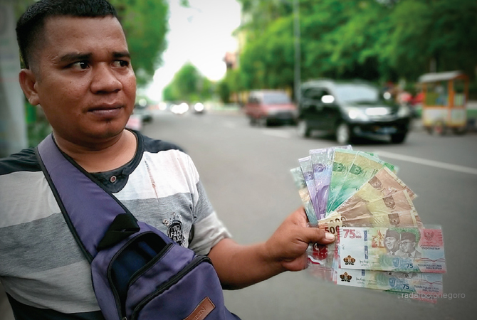 UANG ANYAR: Jasa penukaran uang baru di utara alun-alun. Mendekati Lebaran kian banyak. (M. NURCHOLIS/RDR.BJN)