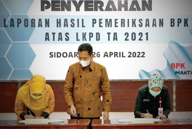 LANGGANAN WTP: Sekretaris Daerah Pemkab Bojonegoro  Nurul Azizah mewakili Bupati Anna Mu’awanah menerima penghargaan opini WTP di gedung BPK RI Perwakilan Jatim. (Istimewa/RDR.BJN)