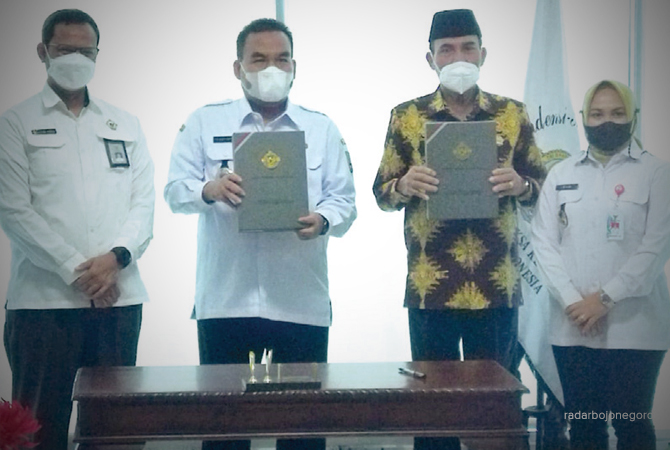 KINERJA APIK: Bupati Blora Arief Rohman, Wabup Tri Yuli Setyowati, dan Ketua DPRD Dasum, bersama BPK saat menerima opini WTP.(Istimewa For RDR.BLORA)