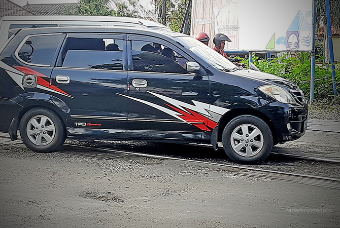 PERLU PENANGANAN: Warga mengeluhkan aspal pada lempengan besi dan bantalan rel KA sudah tergerus, yang memicu ban mobil mengalami pecah ban. (M. GAMAL AYATULLAH/RDR.LMG)