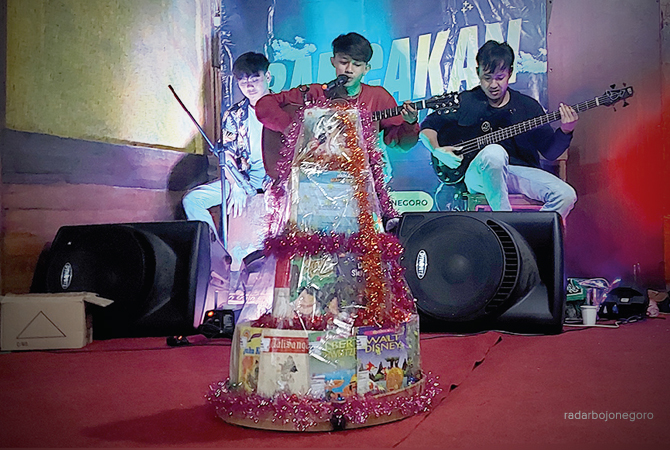 NYALA LITERASI: Pegiat literasi berkumpul Bancakan Buku. Ada tumpeng berisi buku. Peringatan Hari Buku ini dikolaborasikan pentas musik. (LUKMAN HAKIM/RDR.BJN)