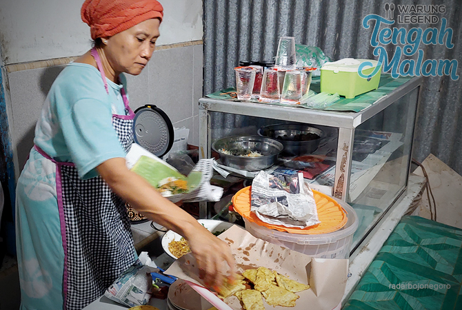 TURUN TEMURUN: Bu Ciciatin menyajikan nasi pecel dan lodeh panggang. Warung sederhana ini punya pelanggan sendiri. (Lukman Hakim/RDR.BJN)
