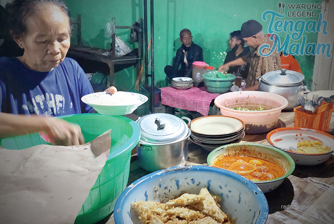SELERA MALAM: Mbah Kuntasi menyajikan makanan di piring kepada pembeli. Warung ini spesialis buka tutup malam. (Lukman Hakim/RDR.BJN)