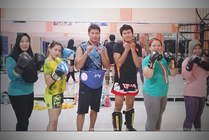 BUGAR: Eko Purnomo bersama ibu-ibu usai berlatih muay thai. Olahraga ini mulai populer. (Istimewa For RDR.BJN)