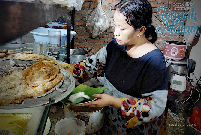 SPECIAL MALAM: Mbak Lina sajikan nasi pecel, dilapisi daun pisang. (Lukman Hakim/RDR. BJN)