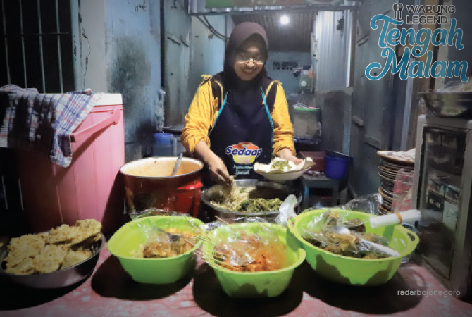 YUK MAMPIR: Nasi pecel Mak Yah ini berada di utara Pasar Sumberejo. Warung pengisi perut tengah malam ini murah-meriah. (M.NURCHOLIS/RDR.BJN)