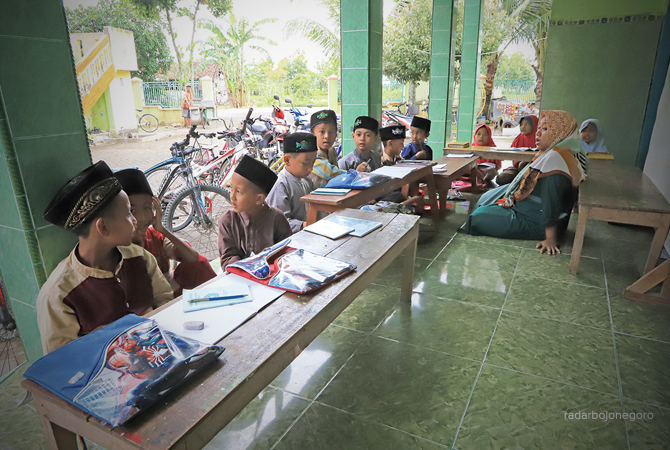 BERBASIS DATA: Anak-anak belajar mengaji di salah satu madin. (M. NURCHOLIS/RDR.BJN)