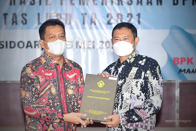 SELAMAT: Bupati Lamongan Yuhronur Efendi menerima penghargaan Opini WTP dari BPK atas keberhasilannya dalam menyelenggarakan tata kelola keuangan yang transparan dan akuntabel. (ISTIMEWA/RDR.LMG)