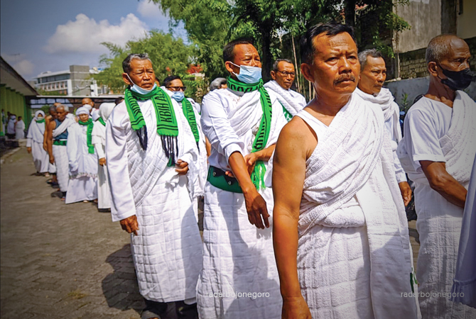 LATIHAN TERIK: Calon jemaah haji (CJH) latihan manasik di halaman Gedung Serbaguna kemarin. Ada replika Kakbah untuk latihan tawaf. (Bhagas Dani Purwoko/RDR.BJN)