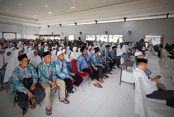 PERSIAPAN HAJI: CJH Bojonegoro menjalani masik haji di Gedung Serbaguna Bojonegoro kemarin (22/5), pembekalan itu akan berlangsung selam enam hari, tersebar di tujuh titik. (Bhagas Dani Purwoko/RDR.BJN)