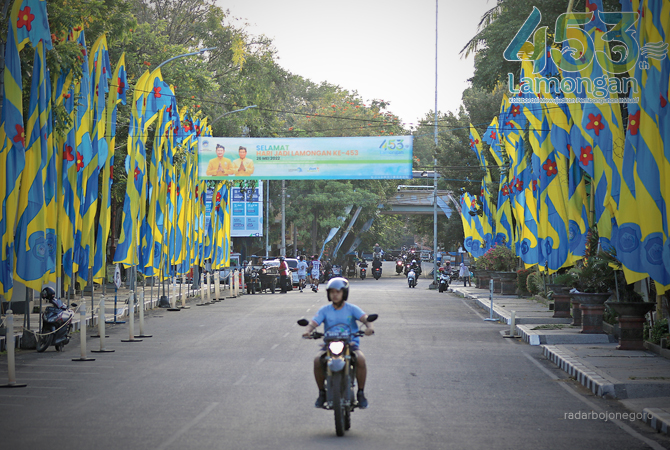 SEMARAK: Deretan umbul-umbul menyambut Hari Jadi ke-453 Lamongan (HJL) dipasang di depan Pendapa Lokakantra Lamongan. (ANJAR DWI PRADIPTA/RDR.LMG)