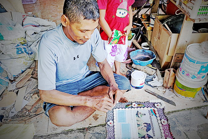 PENJUALAN MINIM: Perajin kerang untuk dijual di sejumlah tempat wisata. (AHMAD ASIP ALAFI/RDR.LMG)