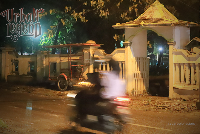 PUSARA: Gapura Makam Kembar sisi barat. Saat ini banyak penerangan sekitar TPU. (M. Nurcholis/RDR.BJN)