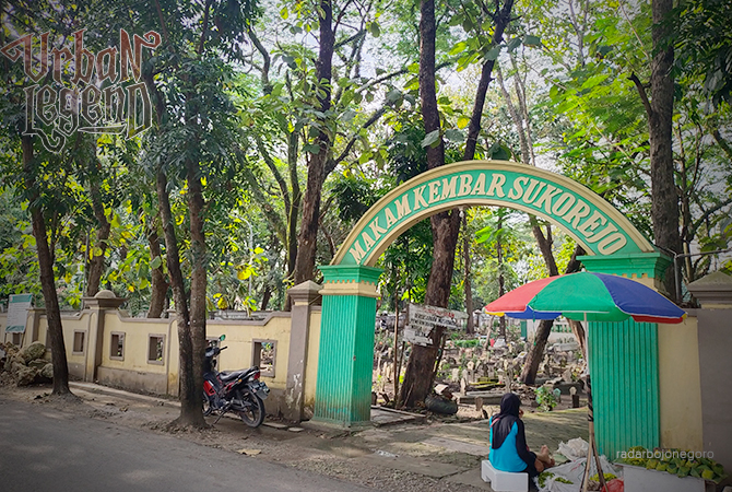 TERAWAT: Pintu masuk Makam Kembar sisi timur. Makam ini kini bersih dan tak banyak rerumputan. (M. Nurcholis/RDR.BJN)