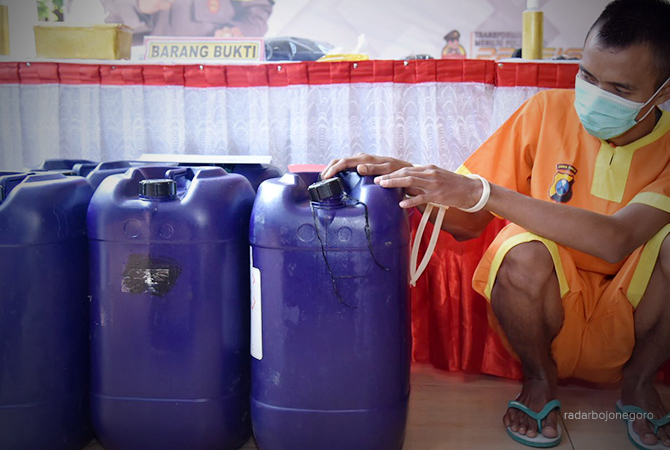 DIPROSES HUKUM: Terdakwa kasus migor oplosan saat menjadi tersangka di Mapolres Lamongan. (DOKUMENTASI/RDR.LMG)