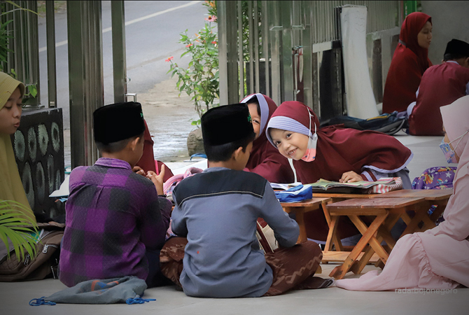MENGAJI: Anak-anak belajar mengaji di madrasah Masjid Al-Mustajabah, Kelurahan Kadipaten, Bojonegoro. (M. NURCHOLIS/RDR.BJN)