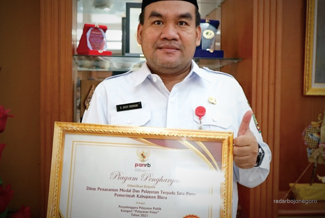 MEMBANGGAKAN: Bupati Blora H. Arief Rohman, S.IP., M.Si menerima penghargaan Predikat “A” kategori UPP Pelayanan Prima dari Kementerian PAN-RB. (Istimewa For RDR.BLORA)