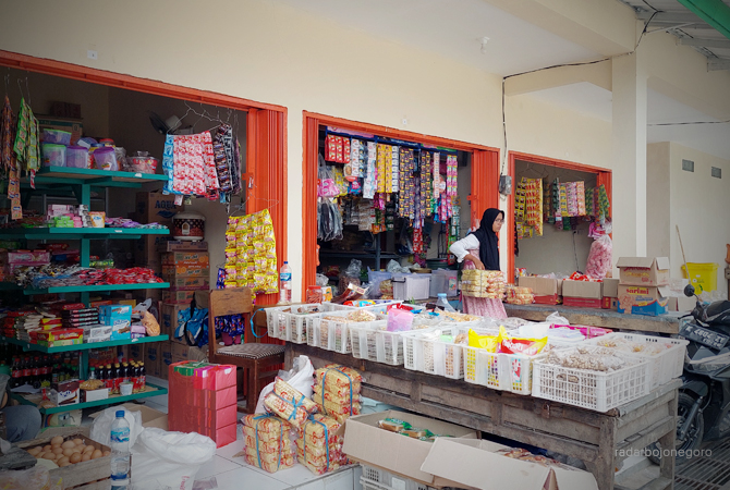 TETAP BERJUALAN: Pedagang mendirikan bidak sederhana di luar Pasar Mulyorejo, Cepu, Blora. (LUKMAN HAKIM/RDR.BLORA)