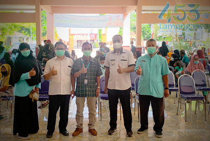 PEDULI KESEHATAN MASYARAKAT: Pimpinan PT Pegadaian Lamongan, Sapto Nugroho Putro (tengah), bersama Camat Sambeng M Eko Tri Prasetyo, dan Kepala Puskemas Sambeng dr M Sunaryadi, pada acara pengobatan gratis di kantor Kecamatan Sambeng. (ISTIMEWA/RDR.LMG)