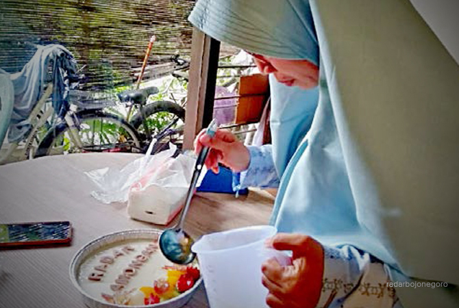 DETAIL: Pembuatan puding art membutuhkan kesabaran untuk menyajikan secara menarik. (YUAN EDO/RDR.LMG)