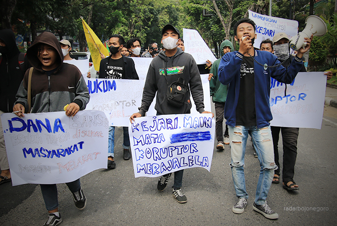 MINTA DUGAAN KORUPSI PROGRAM RTLH DIUSUT: Aliansi Mahasiswa dan Masyarakat Peduli Lamongan berdemonstrasi ke kantor kejaksaan negeri (kejari) setempat kemarin (20/5) siang. (ANJAR DWI P/RDR.LMG)