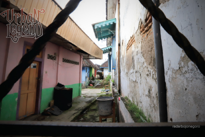 BANGUNAN TUA: Teras eks Hotel Gaya Baru dengan dua pilar besar. Bangunan ini masih kokoh. Dulu menjadi hotel ternama. Kini, kosong. Foto kiri, tampak besi-besi khas tua menandakan bangunan ini berarsitektur Eropa. (M.NURCHOLIS/RDR.BJN)