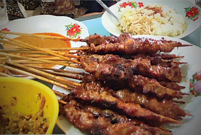 KULINER MERAKYAT: Pedagang sate sapi di Jalan Gunung Sumbing, Blora. Sate sapi yang memesona masyarakat berkunjung ke Blora. Kawasan perkotaan lebih 50 penjual sate sapi. Foto atas, penyajian sate sapi dengan daun jati. (Lukman Hakim/RDR.BLORA)