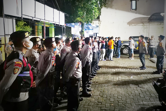 SIAGA: Anggota kepolisian disiapkan patroli malam pasca keributan konser dangdut di Desa Prigi. (Lukman Hakim/RDR.BLORA)