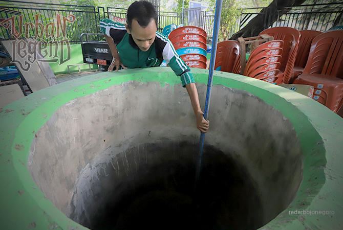 PENINGGALAN KOLONIAL: Seorang warga melihatkan Sumur Ringin. Cukup besar dan terjaga keasliannya. (M. Nurcholis/RDR.BJN)