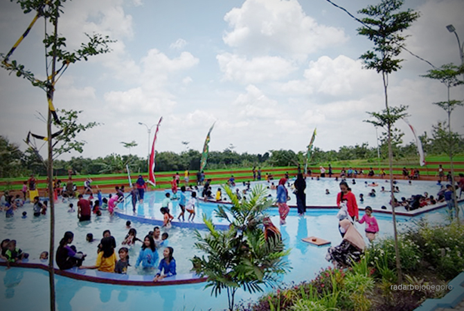 DIKELOLA DESA: Keramaian kolam renang Puthuk Kreweng di Desa Mojodelik, Kecamatan Gayam. (LUKMAN HAKIM/RDR.BJN)
