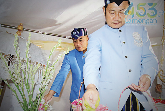 TABUR BUNGA: Bupati Yes berziarah ke makam leluhur. Napak tilas itu diharapkan dapat menambah spirit untuk menjadikan Lamongan sebagai wilayah yang Berjaya, yang dapat mempertahankan kegotong-royongan, dan kebersamaan. (ANJAR DWI P/RDR.LMG)