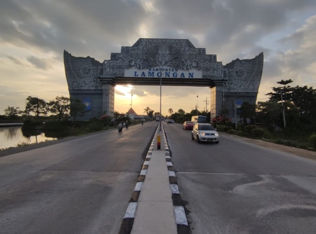 HANYA MENDAPAT PEMELIHARAAN: Potret gapura paduraksa penghubung Lamongan – Gresik di jalan nasional. (ANJAR DWI PRADIPTA/RDR.LMG)