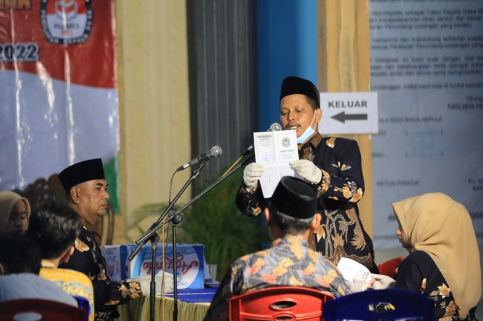 SEMPAT TERJADI KETEGANGAN: Panitia Pilkades di Desa Bakalanpule, Kecamatan Tikung akhirnya mampu merampungkan penghitungan suara hingga bakda Magrib kemarin. (ANJAR DWI PRADIPTA/RDR.LMG)