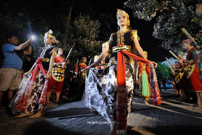 ADA MAKNA: Para penari dengan seksama kala grebek desa di Kelurahan Bangkle. Tarian ini khas Mangkunegaran. (Lukman Hakum,rbjn)