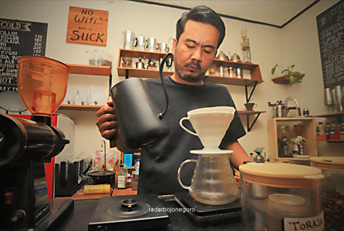AROMA KHAS: Tony Hermawan saat meracik kopi untuk diambil sarinya. (Nurcholish,rbjn)