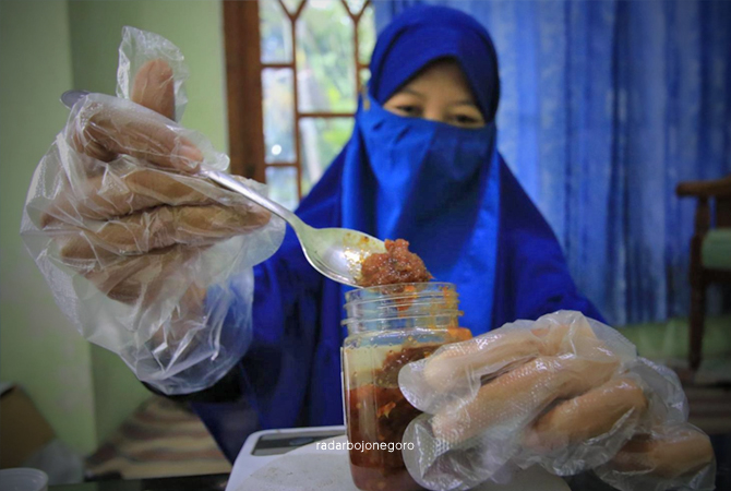 PELENGKAP SAAT MAKAN: Sambal menjadi menu pelengkap makan bagi orang Indonesia. Sehingga, bisnis sambal ikan kemasan cukup prospektif. (Anjar Dwi P,rlmg)