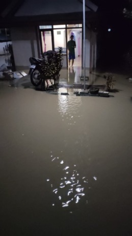 TERGENANG: Hujan deras menyebabkan sejumlah permukiman dan akses jalan di dua desa di Kecamatan Kedungpring terendam. (GAMAL AYATULLAH/RDR.LMG)